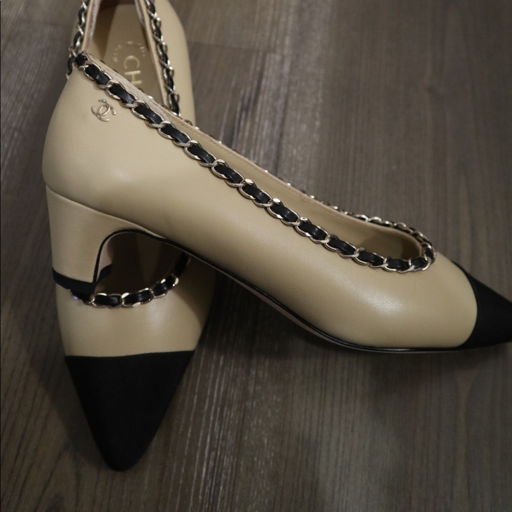 Chanel gold chain lambskin pump